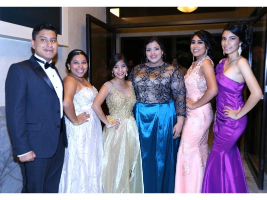 Mayan School celebra su prom al estilo los Oscar
