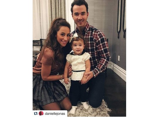 Kevin y Danielle Jonas posaron para una foto familiar junto a su hija Alena