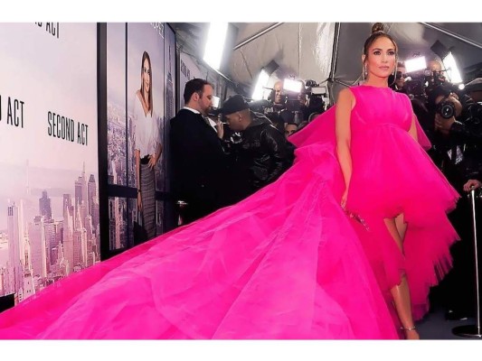 Así fue el vestido rosa de JLo, que deslumbró en la presentación de la película Second Act