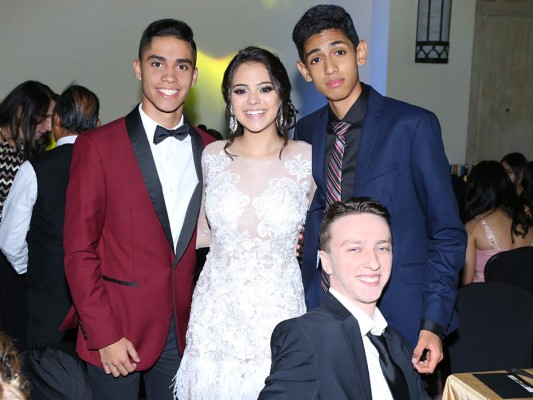 Invitados a la prom night de la Liberty School