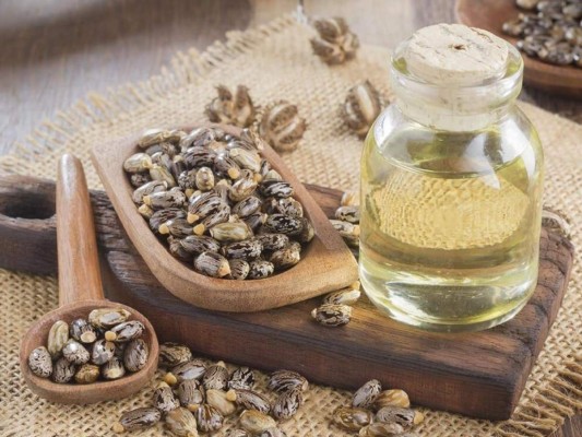 Aceite de ricino: Gracias a sus increíbles propiedades como las proteínas, vitaminas y grasas omega 6, lo convierten en un producto ideal para ayudar a que crezcan largas y fuertes tus pestañas.
