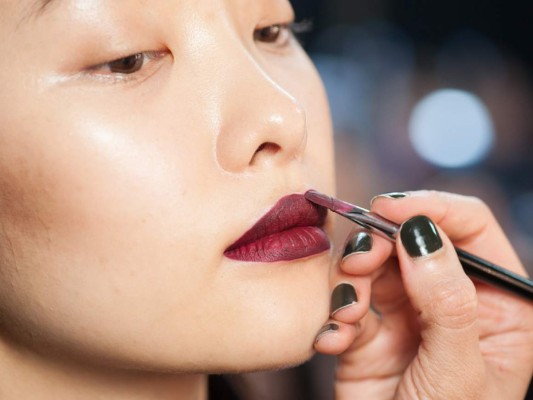 Un color vino muy intenso es el complemento perfecto de los looks festivos de fin de año.