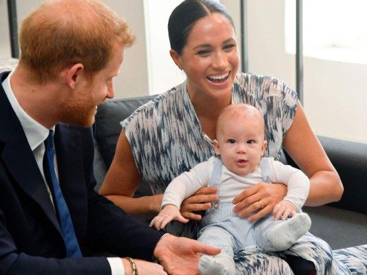 Meghan comentó cómo es ser una mamá<br/> “Cualquier mujer, especialmente cuando está embarazada, es realmente vulnerable, y eso lo hizo realmente desafiante. Y luego, cuando tienes un recién nacido, lo sabes. Y especialmente como mujer, es mucho ”. se dirigió Meghan a la pregunta.