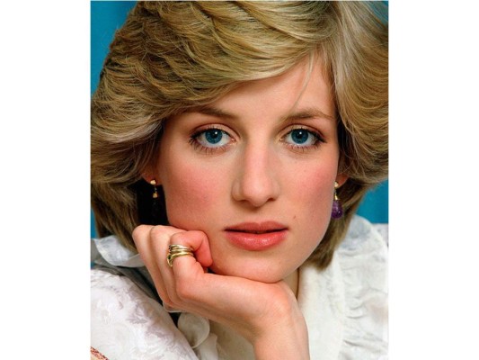 Muchos afirman que la princesa Diana fingió su propia muerte. Con la ayuda de Dodi y la enorme riqueza de su familia, Diana planificaba cuidadosamente un 'accidente' para que así la pareja pudiera escapar y llevar una vida alejada de los medios.