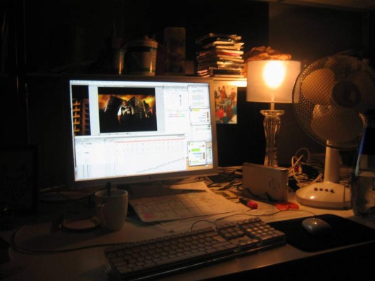 1. No tienes horario. Estoy segura que tus nuevas jornadas traspasan los horarios normales y es muy probable que aún por la noche te encuentres frente al computador con el afán de demostrar que puedes cumplir tus asignaciones desde casa y aún más, superar las expectativas de tus jefes. Ese es un gran error. Debes trabajar en los horarios normales de siempre, sin interferir con las actividades en tu casa como compartir las comidas con tu familia y el descanso adecuado y viceversa. Estas no son vacaciones pero tampoco debes tomarlo como una tarea sin límites y llegar al exceso.