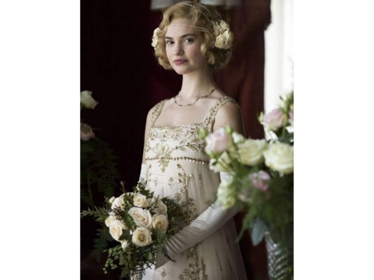 2. Comenzó su vida artística en la serie de BBC One “Just William”, sin embargo su fama llegó cuando se unió a “Downton Abbey” en donde le dio vida a Lady Rose MacClare.