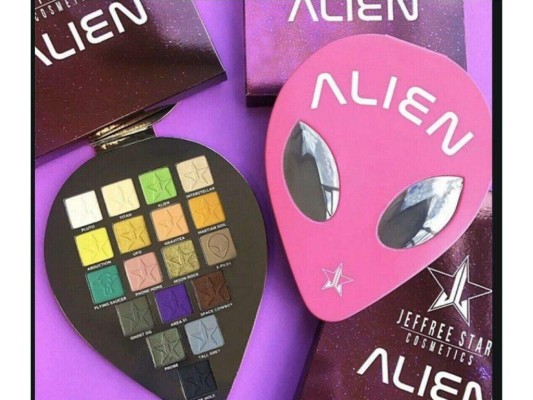 ALIEN PALETTEEs tiempo de llevar tu maquillaje a otro nivel con Alien palette de Jeffree Star, misma que cuenta con 18 tonalidades diferentes, con las que podrás crear looks que resaltan tu belleza.