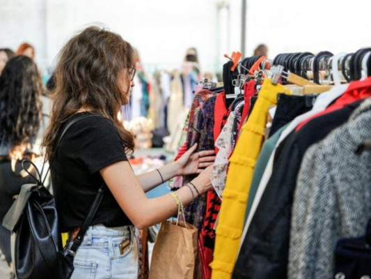 Ponte ropa cómoda. Es probable que pases horas en las tiendas de segunda, la mejor idea es que te pongas prendas que puedas quitar y poner de forma sencilla. Añade a tu outfit un bolso grande y cómodo, este te servirá para cargar todo lo que compres.