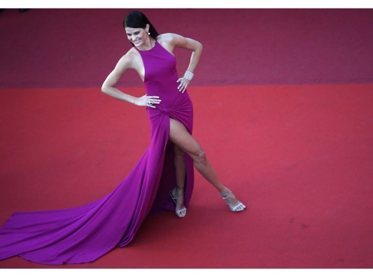 La modelo brasileña Isabeli Fontana con un vestido de Alberta Ferreti y joyas de Chopard optó por un tono fucsia