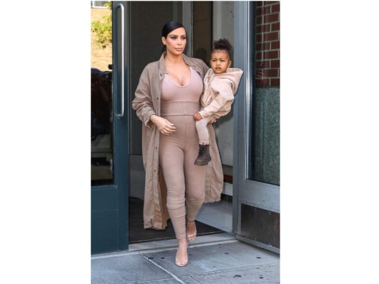 El 'cuestionable' estilo maternal de Kim Kardashian  