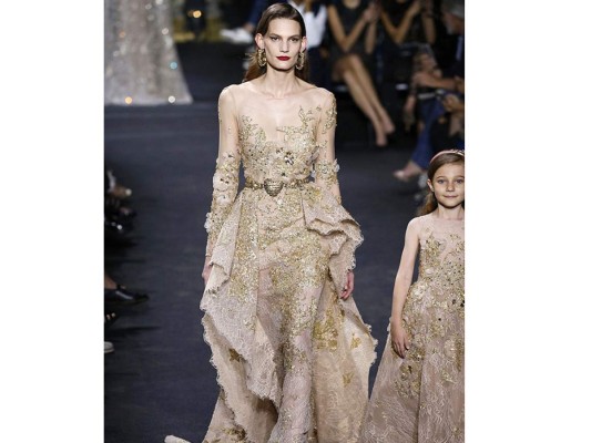 El diseñador libánes Elie Saab propone alta costura para madres e hijas