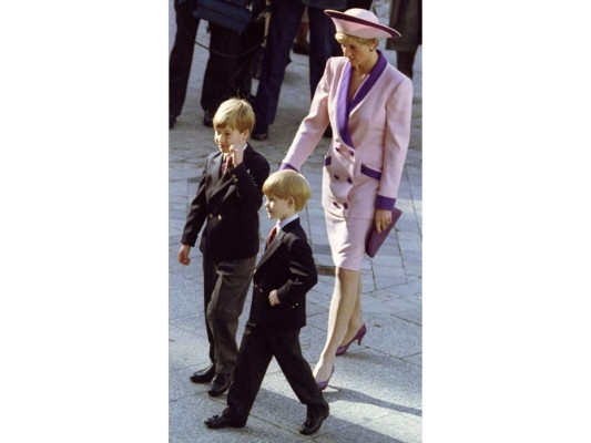 La elegancia de Diana se complementaba con la imagen sonriente de sus hijos