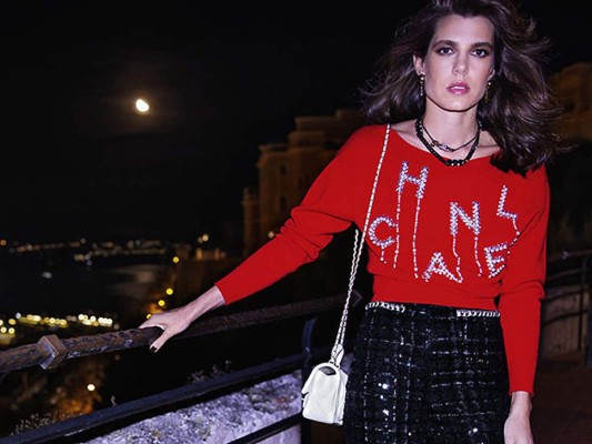 Para su primera campaña como embajadora de la marca, Carlota Casiraghi fue fotografiada en Mónaco por Inez van Lamsweerde y Vinoodh Matadin.