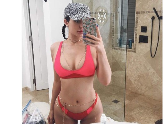 La menor de las Kardashian-Jenner, siempre busca un traje de baño que se ajuste a sus necesidades, como el cojunto que luce en esta gráfica un sosten deportivo en dos tonos