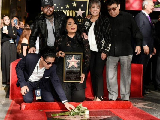 Selena Quintanilla<br/>En 2017, 22 años después de la terrible muerte de la reina del Tex Mex, fue homenajeada con su propia estrella en el paseo de la fama; fue recibida por su familia en una conmovedora ceremonia.<br/>