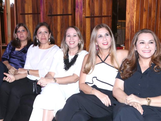 Alexandra Vogelsan, Jessica Bueso, Stephanie y Alexia Marinakys con Ligia Hall.