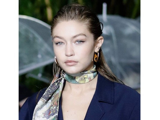 El effortless chic en su máxima expresión. Atado al cuello y complementado con un wet hair look como lo llevó Gigi Hadid en la pasarela SS20 de Lanvin