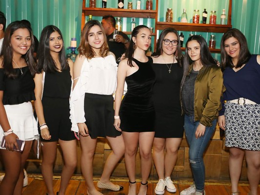 Farewell de seniors y juniors de Macris School