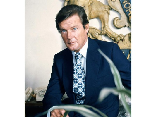 El actor británico Roger Moore falleció en Suiza a los 89 años, debido a un cáncer, famoso por interpretar a 007 y por series televisivas como 'El Santo'