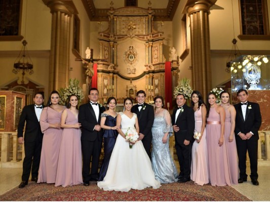 Los novios junto al cortejo y sus padres Francisco Vilorio, Reizel Muchnik, Marcela Paredes y Octavio Pineda (fotos: Daniel Mendoza)