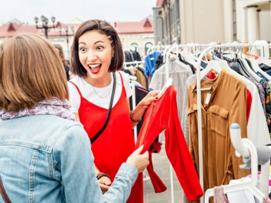 Invita a una amiga. Tener un acompañarte te servirá de mucho, podrán revisar las pizas juntas y también te servirá como gurú de moda cuando te pruebes las prendas, recuerda que dos cabezas siempre piensan mejor que una.