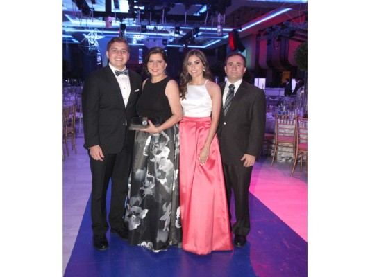 Eduardo, Marla, Ruth y Eduardo Panayotti.