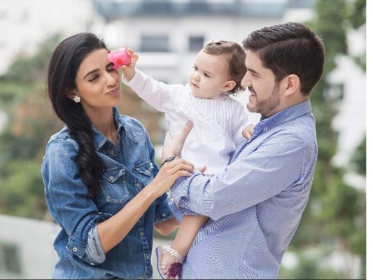 Atenas Hernández, la glam mom por excelencia es nuestra principal influencer embajadora a nivel latinoamericano, actualmente reside en República Dominicana con su hija Valentina y su esposo. Su vida cambió desde la llegada de la pequeña que tiene un año y asegura que es su mejor compañera de aventuras.