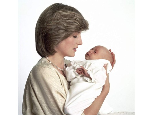 El fotógrafo Lord Snowdon captó ese gesto materno entre Diana y su pequeño William en julio de 1982