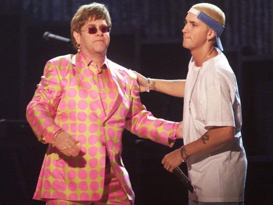 Elton John y el rapero Eminem cantando Stan en la entrega de los premios de 2001, el cantante rap considerado homófobico y muy criticado por sus letras misóginas rompió el tabú al cantar junto al ícono de la comunidad LGBT