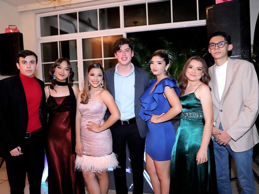 Jared Carranza, Sara Peña, Eileen López, Daniel Sandoval, Valeria Martínez, Amy Flores y Fernando Aguilar