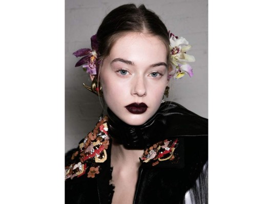 El Modern Gothic marca la tendencia a seguir. Para complementar su efecto lleva los ojos nude.