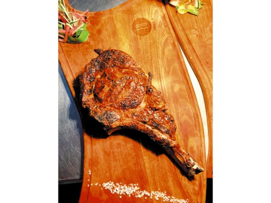 FINCA 8. Siguiendo los más altos es-tándares de calidad, Finca 8, localizado en Plaza San Rafael y ahora en Mall Multiplaza, se especializa en ofrecer los mejores cortes de carnes en el país. El lugar perfecto para disfrutar y compartir el famoso Tomahawk F8, T Bone, Steak Salad y Parrillada London Broil.
