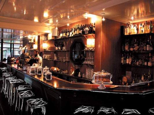 El bar de madera del Grand Pigalle Hotel encierra los secretos de la mixología francesa (Arte por Philippe Hertzberg)