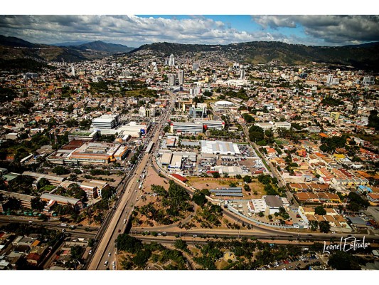 Caprichosos cerros escoltan la capital hondureña que se adapta a los nuevos tiempos con modernas edificaciones