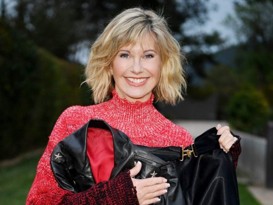 Billonario compra chaqueta de 'Grease' y se la da a Olivia Newton John