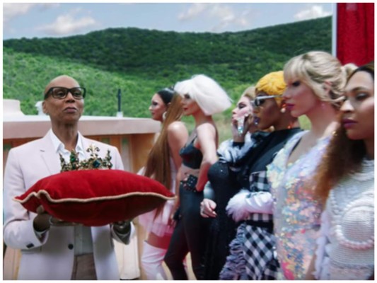 RuPaul. Aparece en el escenario coronando a la mejor drag queens.