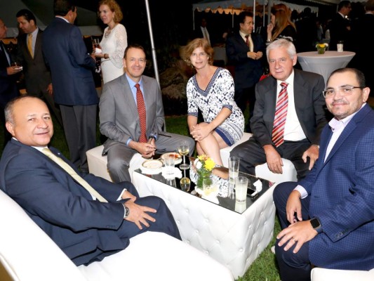 Recepción para despedir al embajador James Nealon