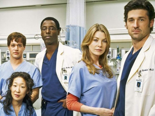 Grey’s Anatomy.<br/>La trama cuenta la historia de cinco doctores internos y de sus mentores dentro del departamento de cirugía del hospital universitario Seattle Grace. Esta serie nace de la imaginación de la guionista “Shonda Rhimes”, que buscaba crear una serie dentro del entorno hospitalario enfocándose en las relaciones personales entre los médicos, tanto estudiantes como titulares del hospital.<br/>