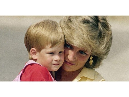 ''Vi la historia repetirse''<br/>El príncipe Harry expresó que vio cómo la historia de su madre se estaba repitiendo en su esposa; añadió que la corona siempre estuvo al tanto de sus planes de hacer a un lado sus labores como miembro de la realeza.<br/>