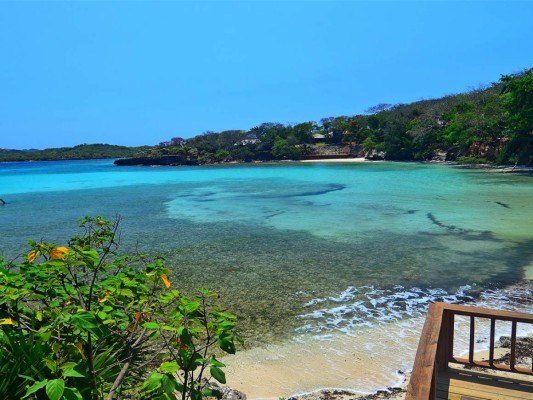 Roatán. Un mar infinito, la isla gobernada únicamente por sus 60 kilómetros de arena blanca bordeados por cocoteros. Allí el sol y las aguas turquesas te garantizan una experiencia inolvidable y el lugar ideal para salir de la rutina bajo su cielo limpio y la brisa marina.