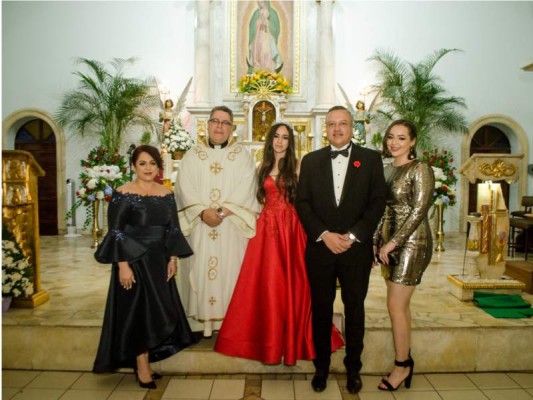 Wendy Cerna, Sacerdote de la Iglesia Guadalupe, Maria Camila Rodriguez, Max Rodriguez y Maria Belén Rodriguez.