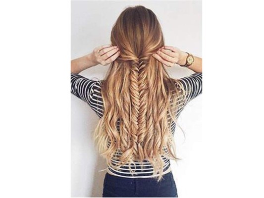 Este tipo de peninados de cabello suelto con amarre de trenza es perfecto para este verano 2019