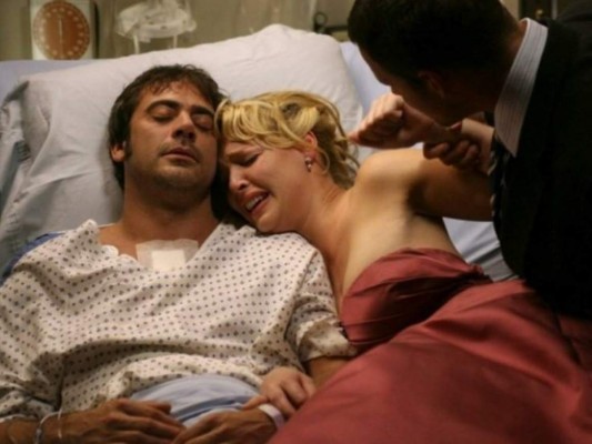 Denny Duquette<br/>El amor fugaz de Lizzie Stevens y Denny Duquette fue uno de los más intensos y románticos de la serie. Lizzie tuvo que hacer muchas cosas para poder vivir su amor con Duquette, incluso llegaron a comprometerse pero inesperadamente un coágulo en el corazón del paciente termina con su vida. La sorpresa que se llevó Stevens cuando se enteró que su amado le heredó una gran suma de dinero la cual ella decidió utilizar para la construcción de una sala pública en con el nombre del gran Denny Duquette.<br/>