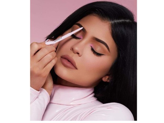 La billonaria más joven de la historia, y todo gracias a Kylie Cosmetics. Nuevamente la exitosa empresaria Kylie Jenner lanza una colección de cosméticos enfocada al verano, que promete ser la más vendida de la historia.<br/>