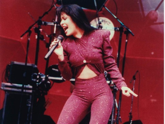 Selena amaba el diseño de modas y además de su pasión por el canto ella se encargó de crear cada uno de sus outfits para sus presentaciones, aquí el icónico vestuario de último concierto en el Astrodome de Houston Texas a un mes de su muerte en febrero de 1995