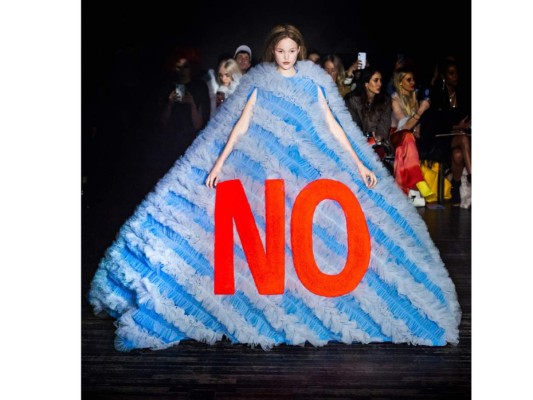 Viktor y Rolf presenta colección llena de divertidos mensajes