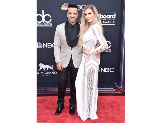 Luis Fonsi y la modelo Agueda Lopez. Ella utiliza un vestido de Julien Macdonald con joyería de Loree Rodkin y tacones de Christian Louboutin.