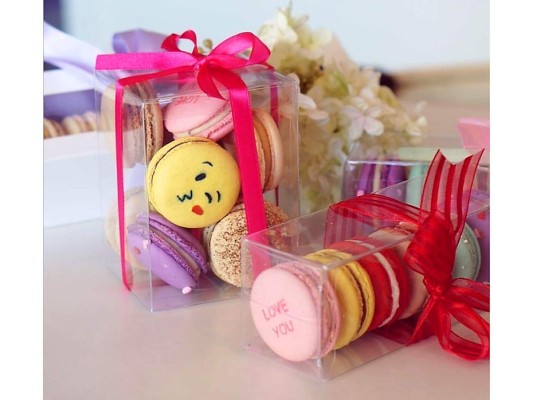 Gift box con macarons de sabores y diseños diversos by @lepetitmacaronhn