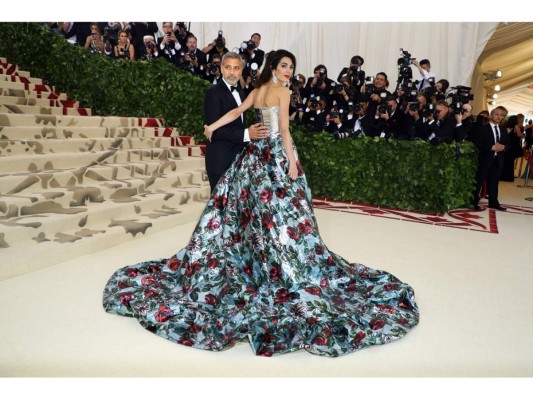 El amor estuvo presente en la Met Gala 2018, varias celebridades asistieron acompañados por sus parejas y nos regalaron muchos momentos llenos de ternura, elegancia y pasión. Los primero en llegar fueron George y Amal Clooney quienes nos cautivaron con su simpática relación.