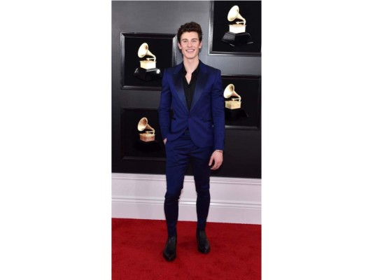 Shawn Mendes<br/>Un suit azul de Paul Smith y zapatos negros de Givenchy